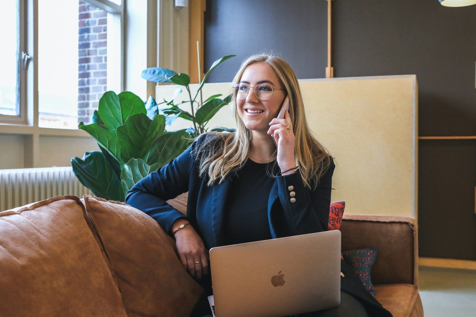 A Definitive Guide To AI Sales Calling (Benefits, Tools, Tips)