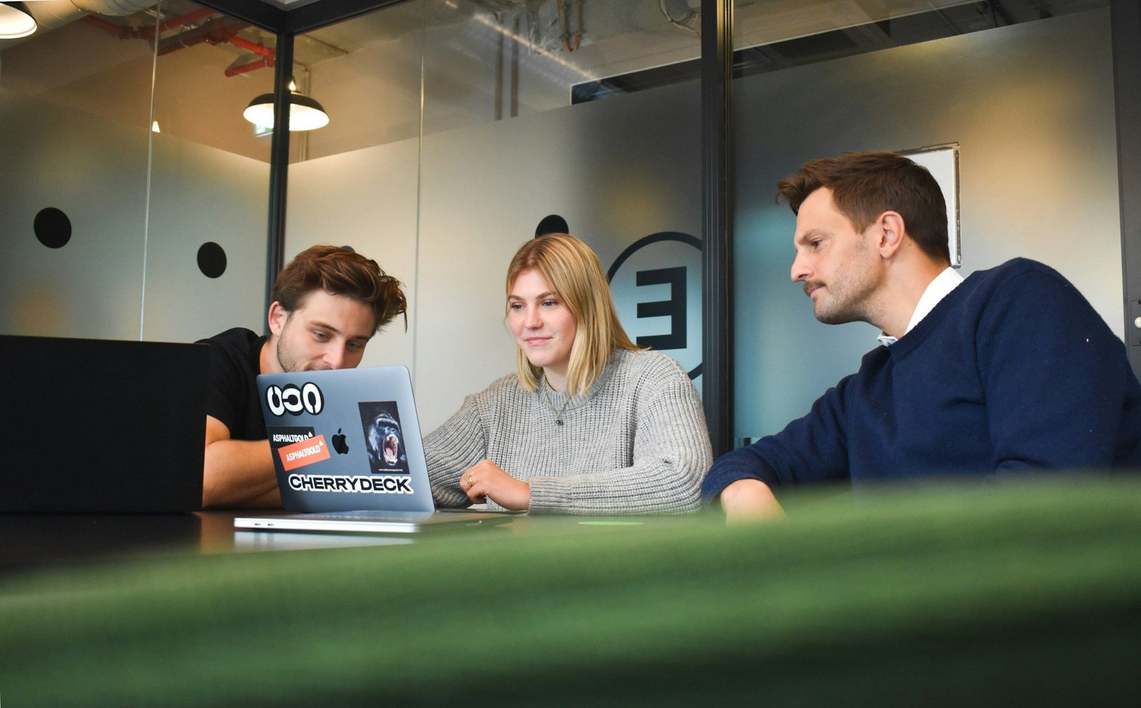 Clearbit vs ZoomInfo (Choosing The Best Sales Intelligence For Your Team)