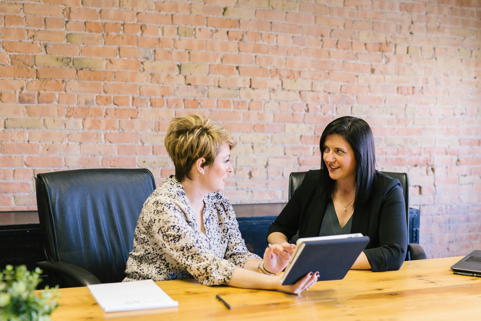 What Makes a Good Sales Leader? 12 Qualities To Nurture